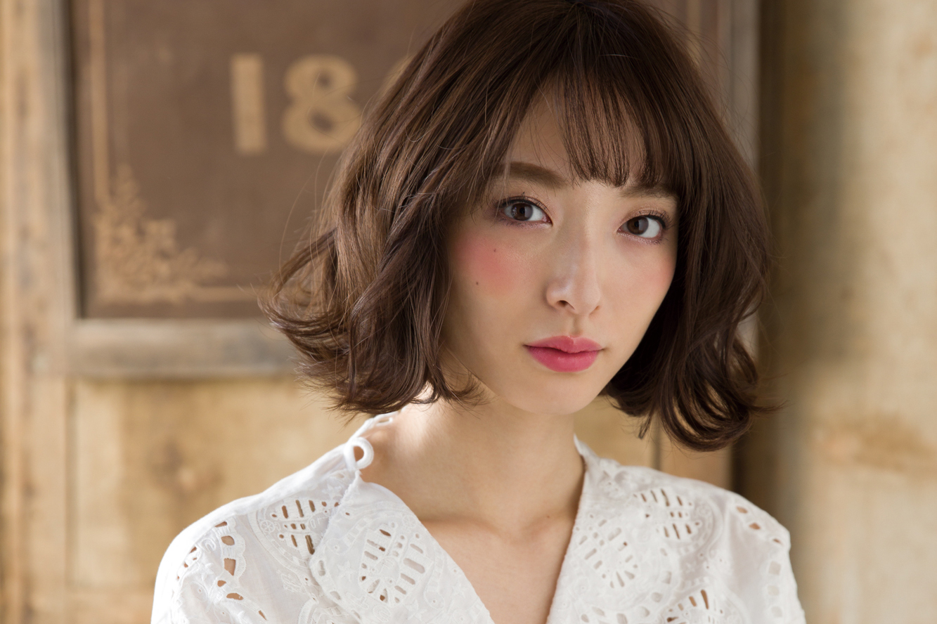 雑誌「COVER hair's magazine」モデル・佐藤さき／カールスタイル　ヘアメイク解説