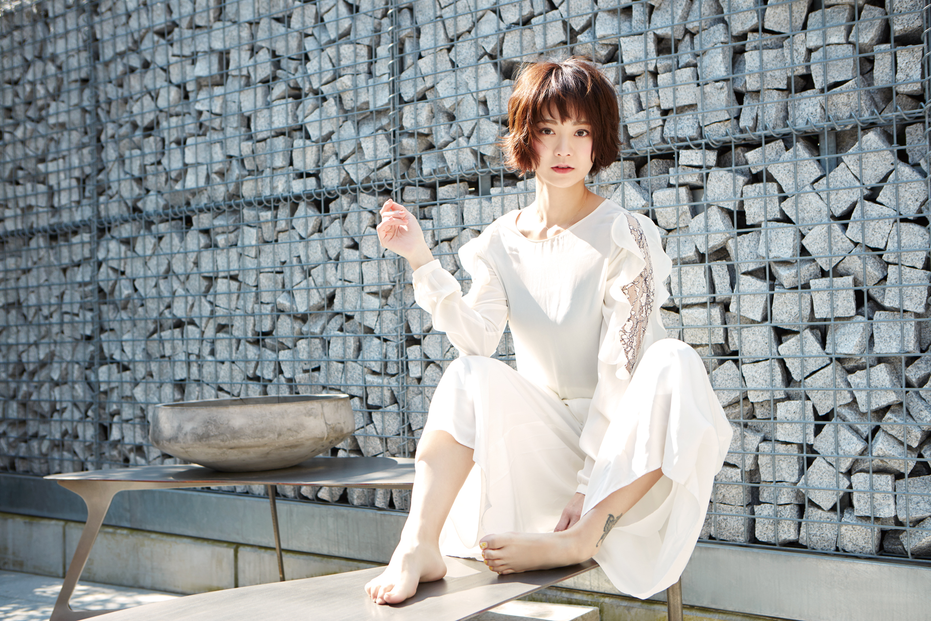 ihme issue0｜芹川有里/透明感の中に芯を感じる、光と風が似合うニュートラルビューティ