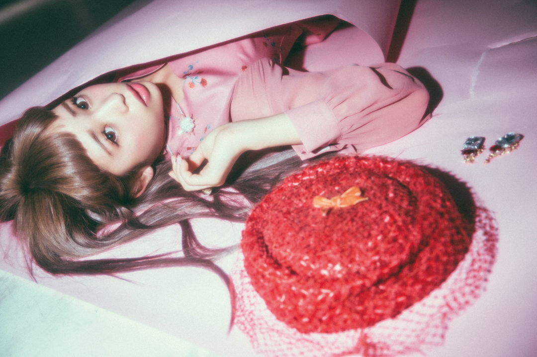 【神谷愛梨】ピンクワールドに迷い込む“ドールフェイス”