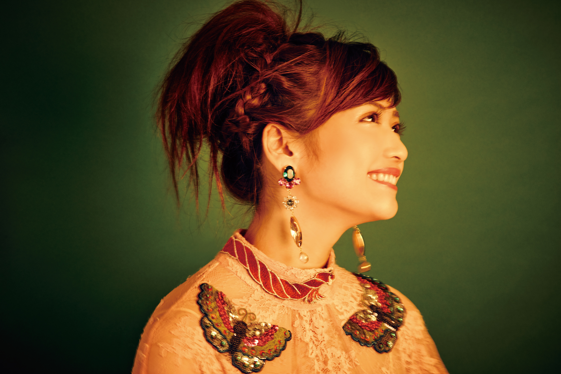 木津レイナ｜ヴィンテージエレガンスが花開く、アートなアップスタイル