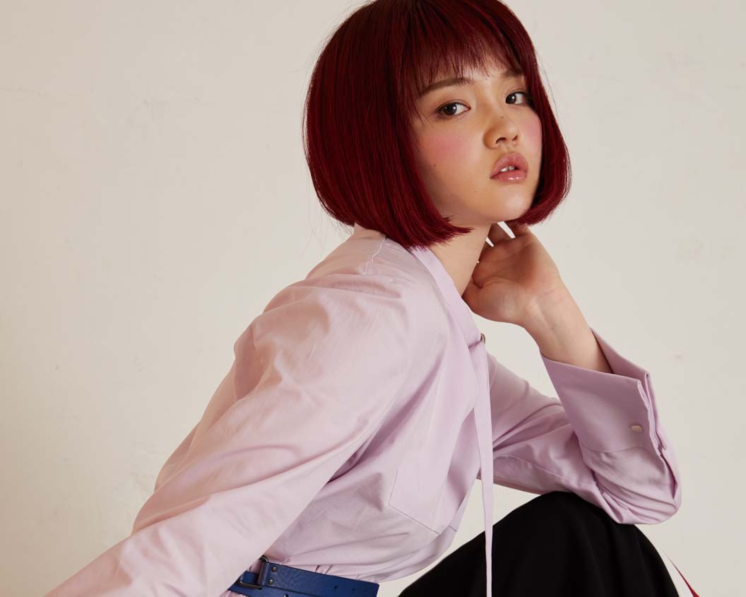 深紅が射す、ミニマルモードの余韻　ihme issue2　CREATIVE HAIR & MAKE-UP