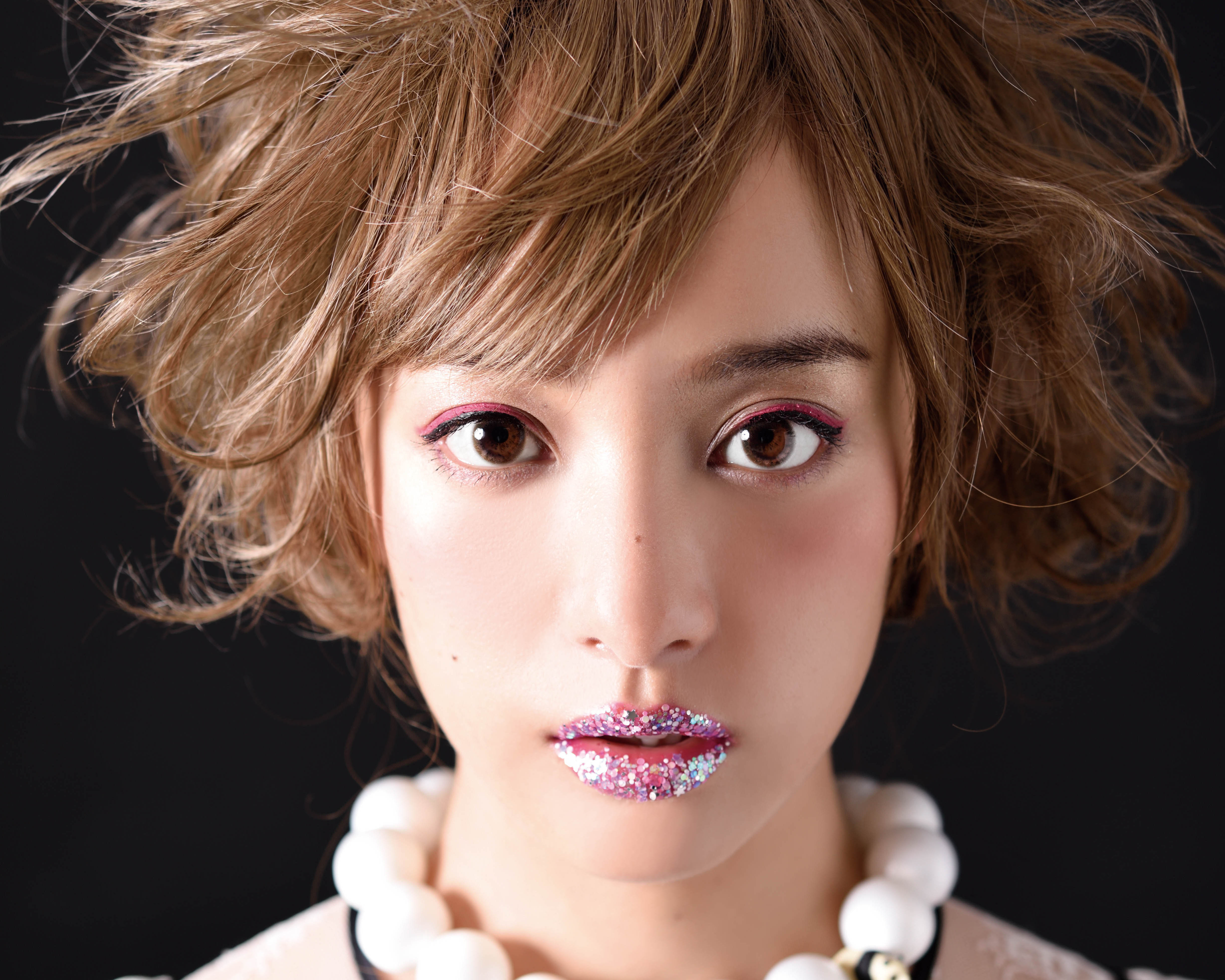 儚く、強く。グリッターが覚醒させるドール・モード