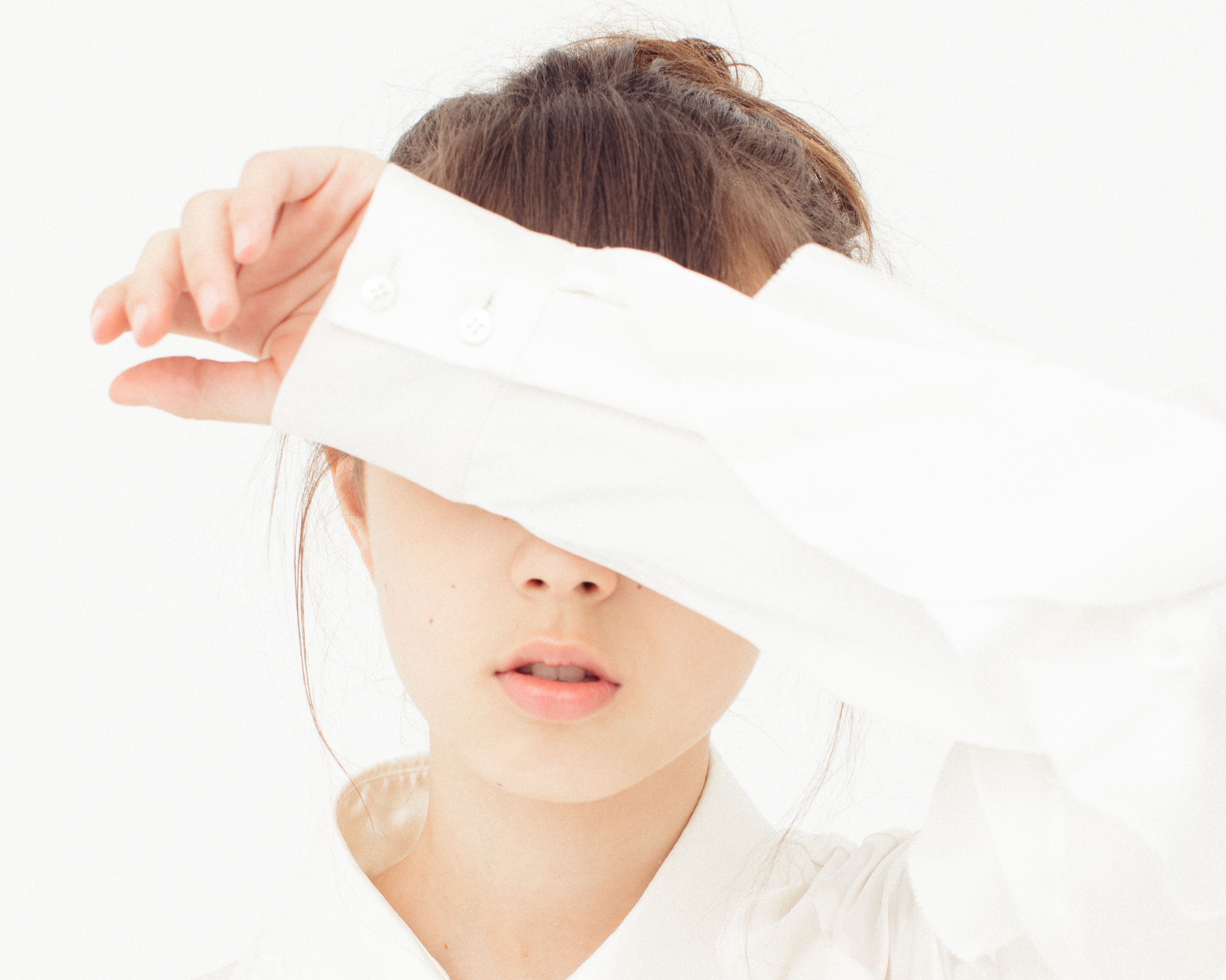 光をまとう、静かな決意。カバーヘアクリエイティブが描く“白”のエモーション