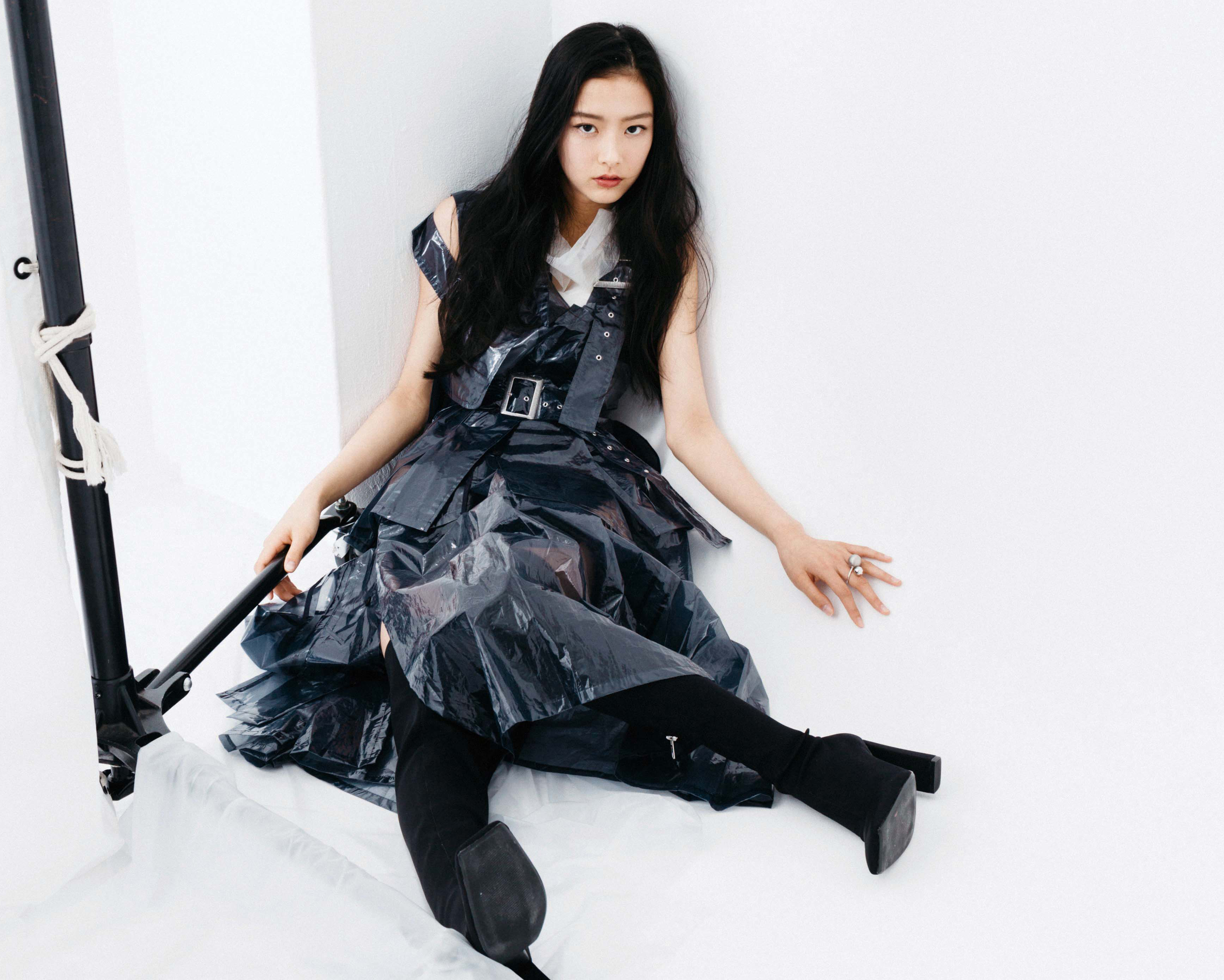 静寂のエッジ。黒が描く緊張美――汐谷友希×COVER HAIRクリエイティブ