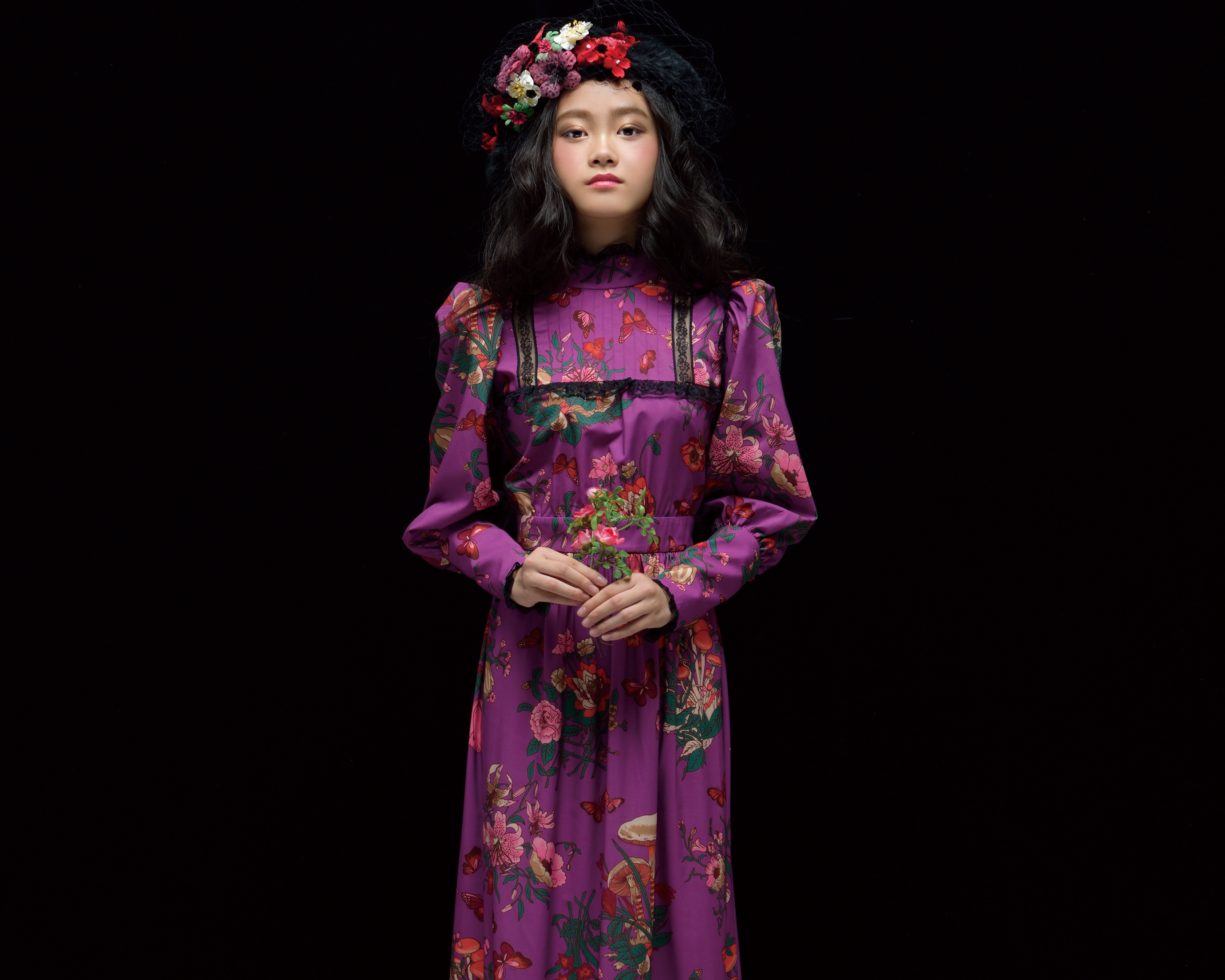 花を纏う肖像 ― 鈴川紗由、静謐なる強さ