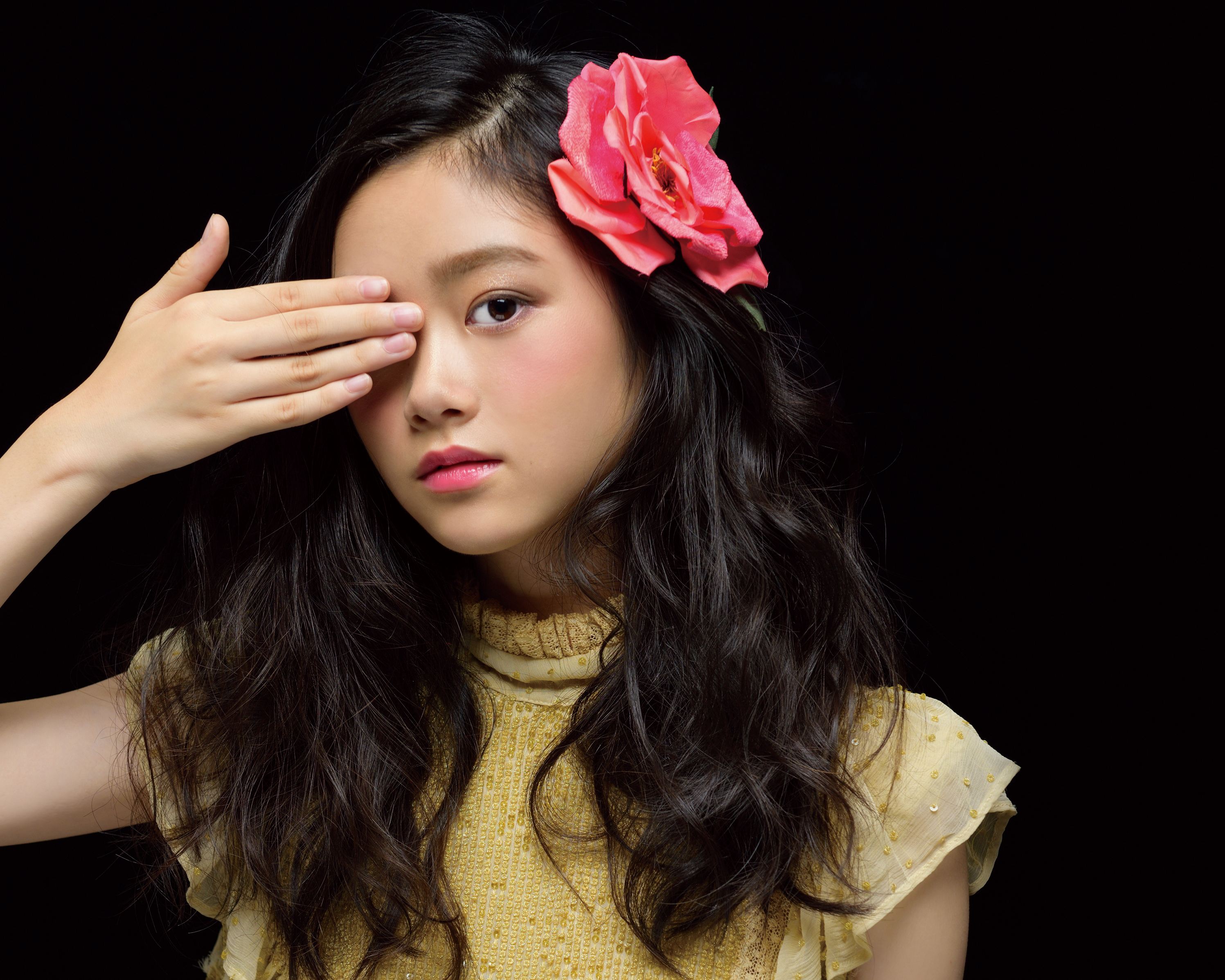 視線の余白 ― 鈴川紗由、沈黙の中の色彩