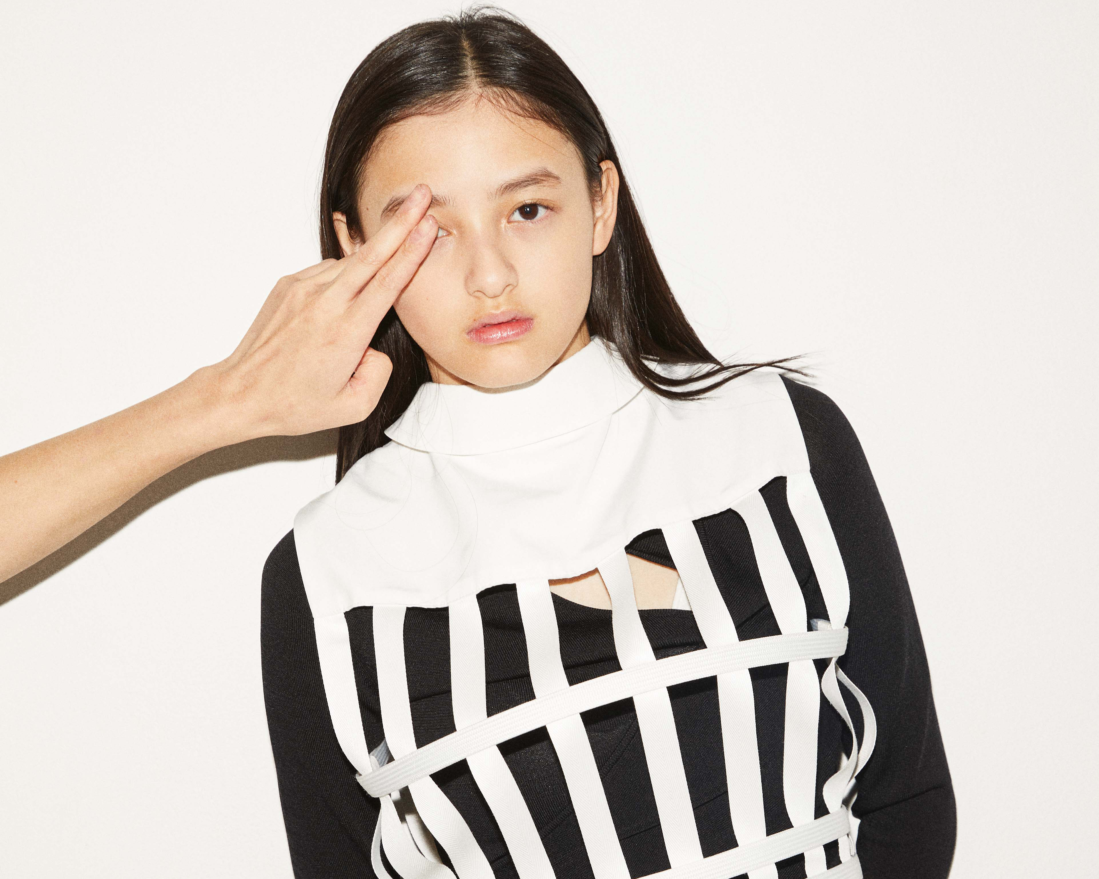 静謐と反骨のコントラスト。大峰ユリホを射抜く、ミニマル・モードの現在形