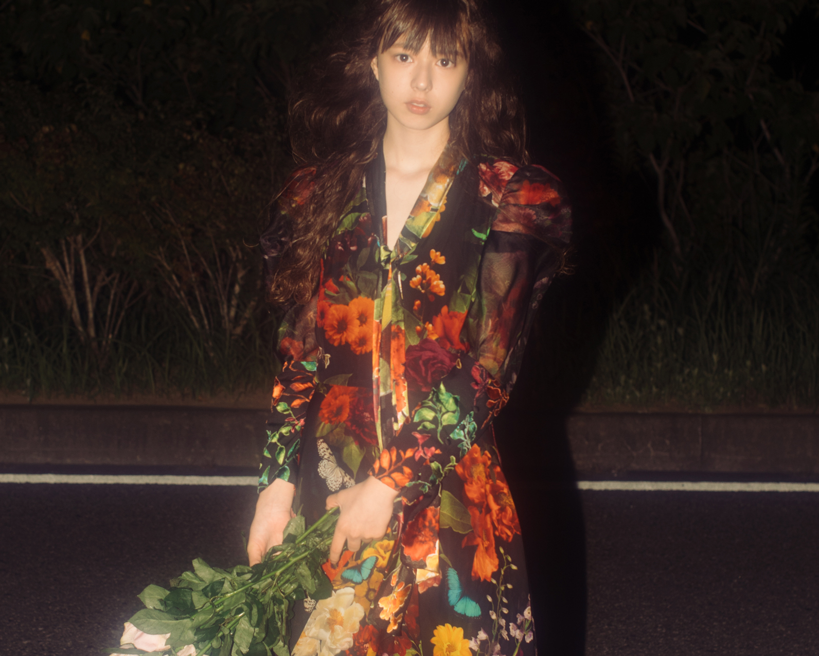 闇に咲く、感情の花。カバーヘアクリエイティブが描く、ロマンティック・ナラティブ