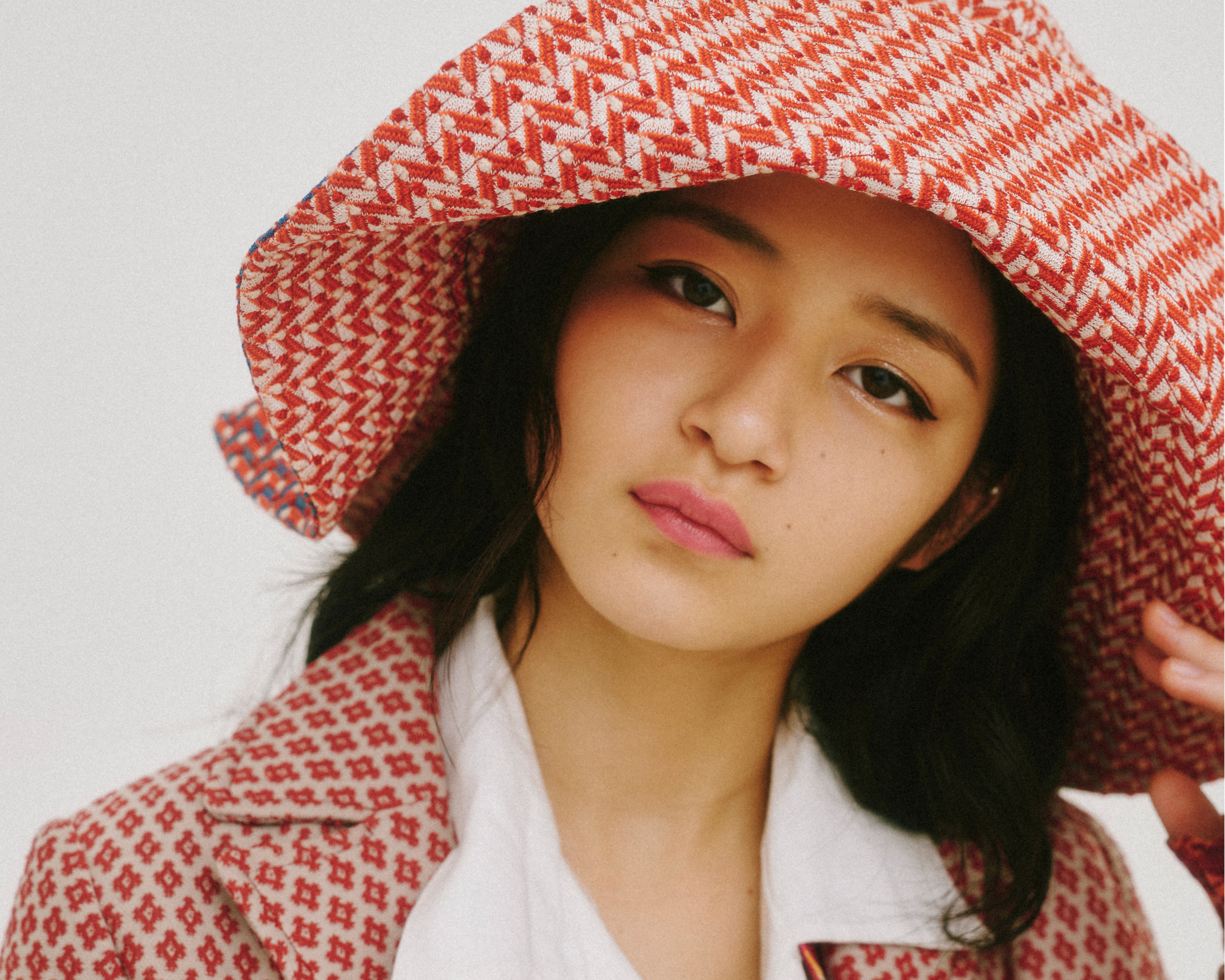 余白に宿るエモーション。静謐とモードが交差する、白石こころのニュートラル・ビューティ