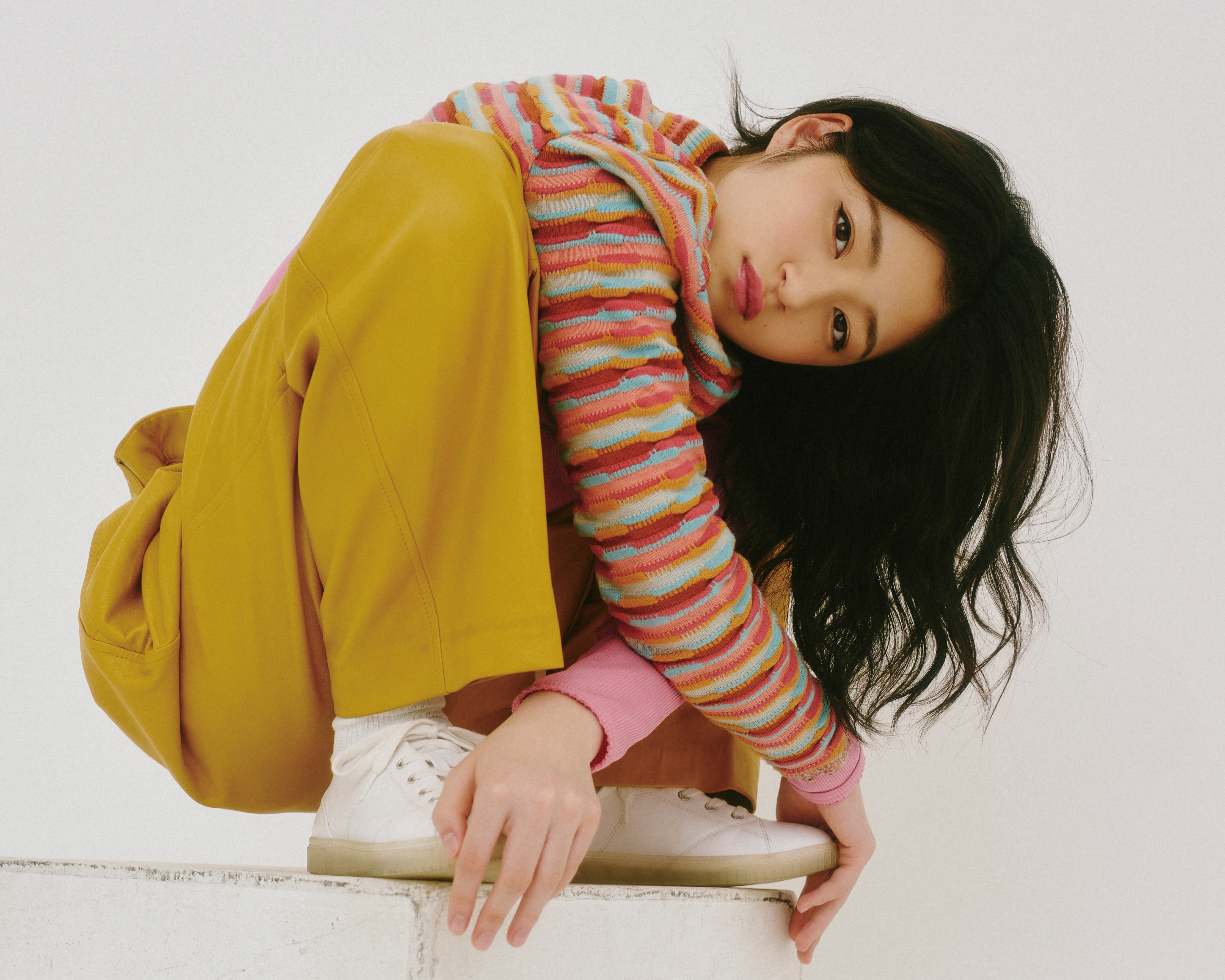 色と余白のコントラスト。躍動を秘めた、白石こころのモダン・ピュアネス