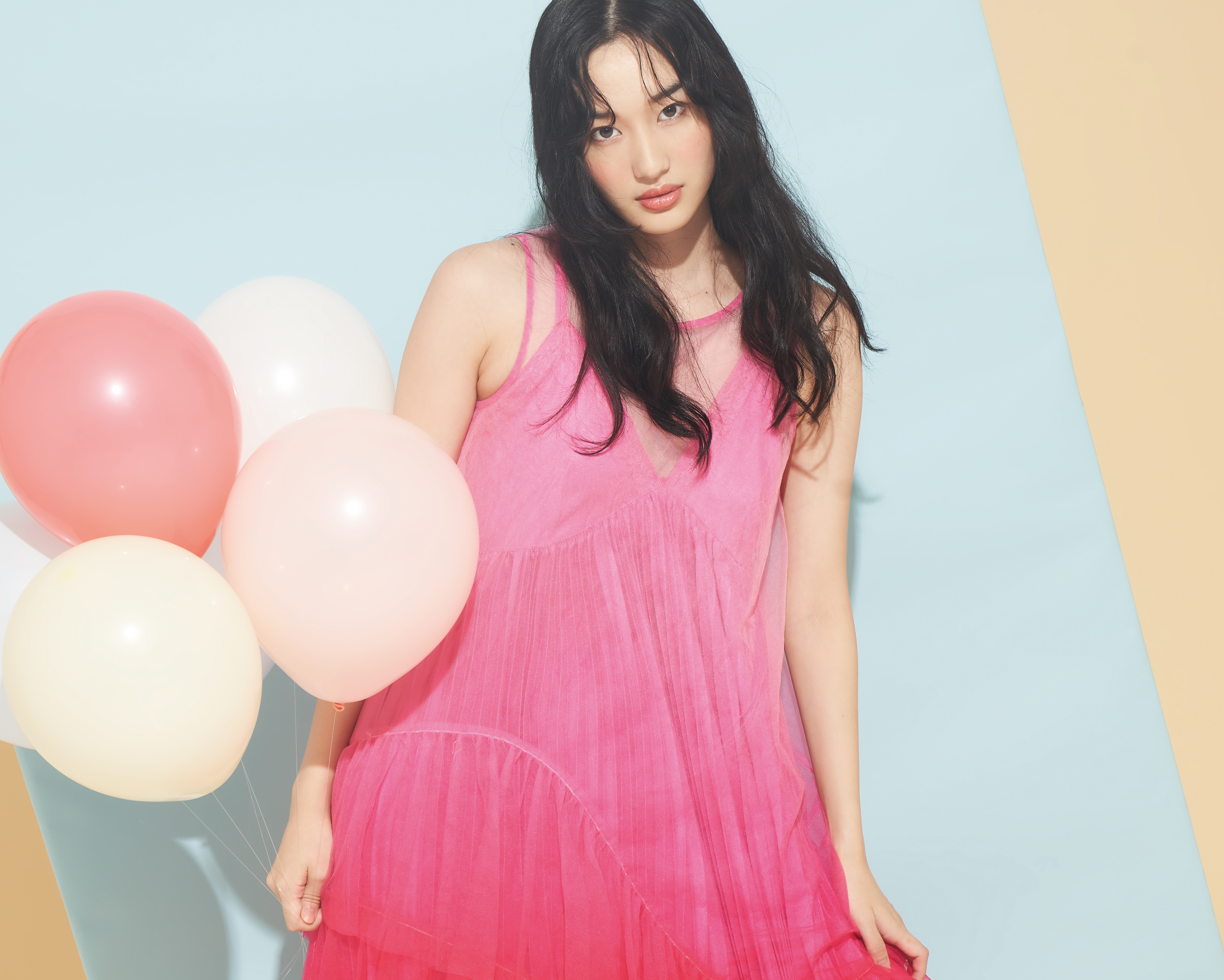 ピンクの余韻に溶ける透明感。石田夢実が纏う、エアリー×モードの最前線