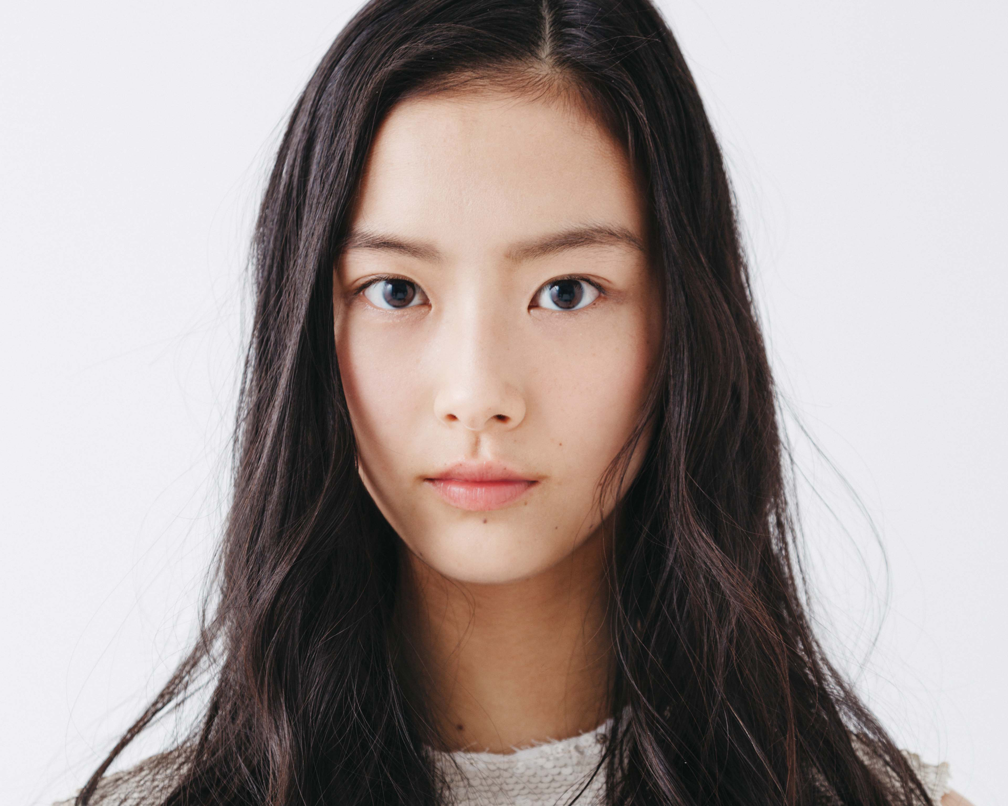 素肌の透明感を極めて。汐谷友希が魅せるピュア・モード