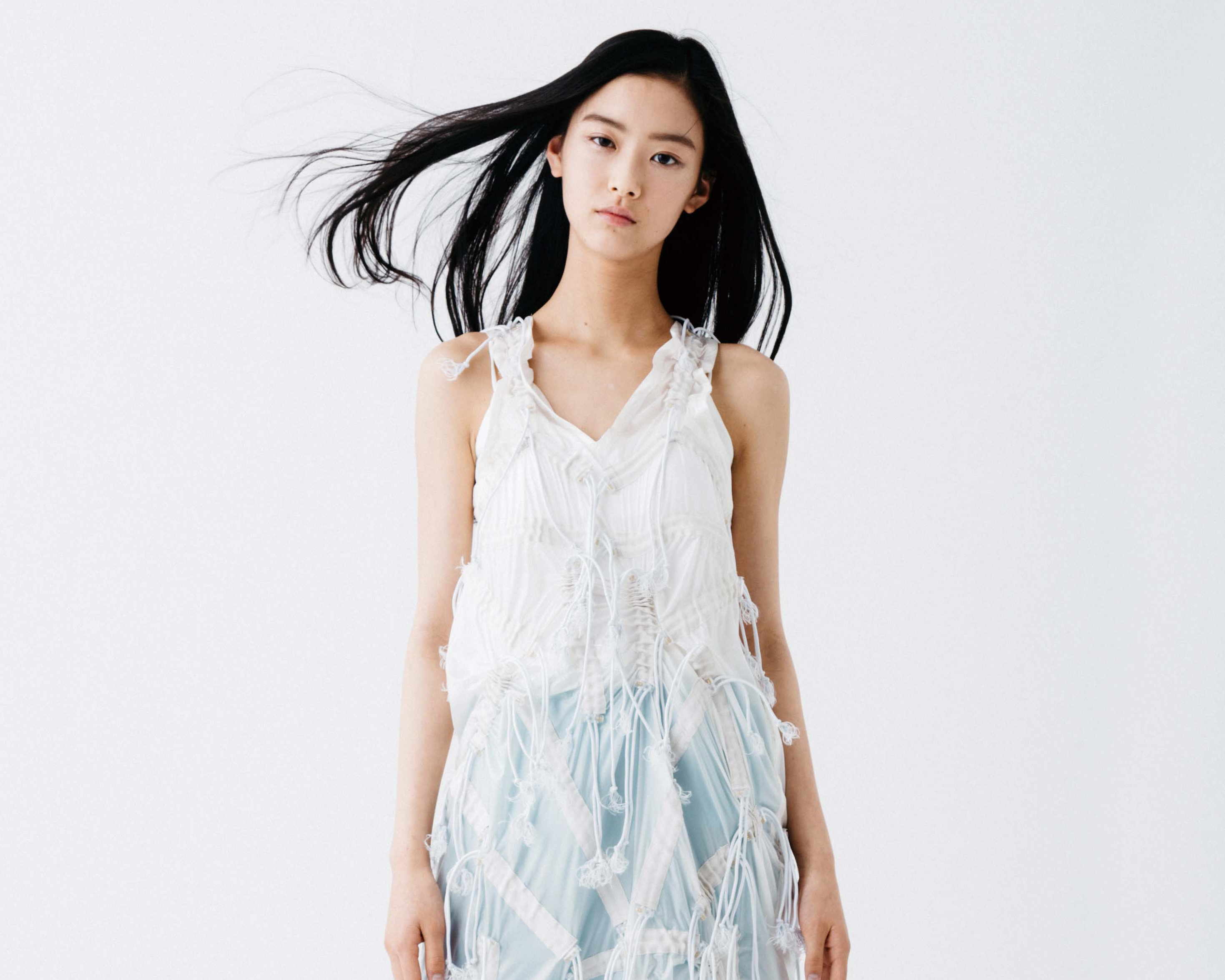 風をまとう透明感。汐谷友希が魅せるエアリー・モード