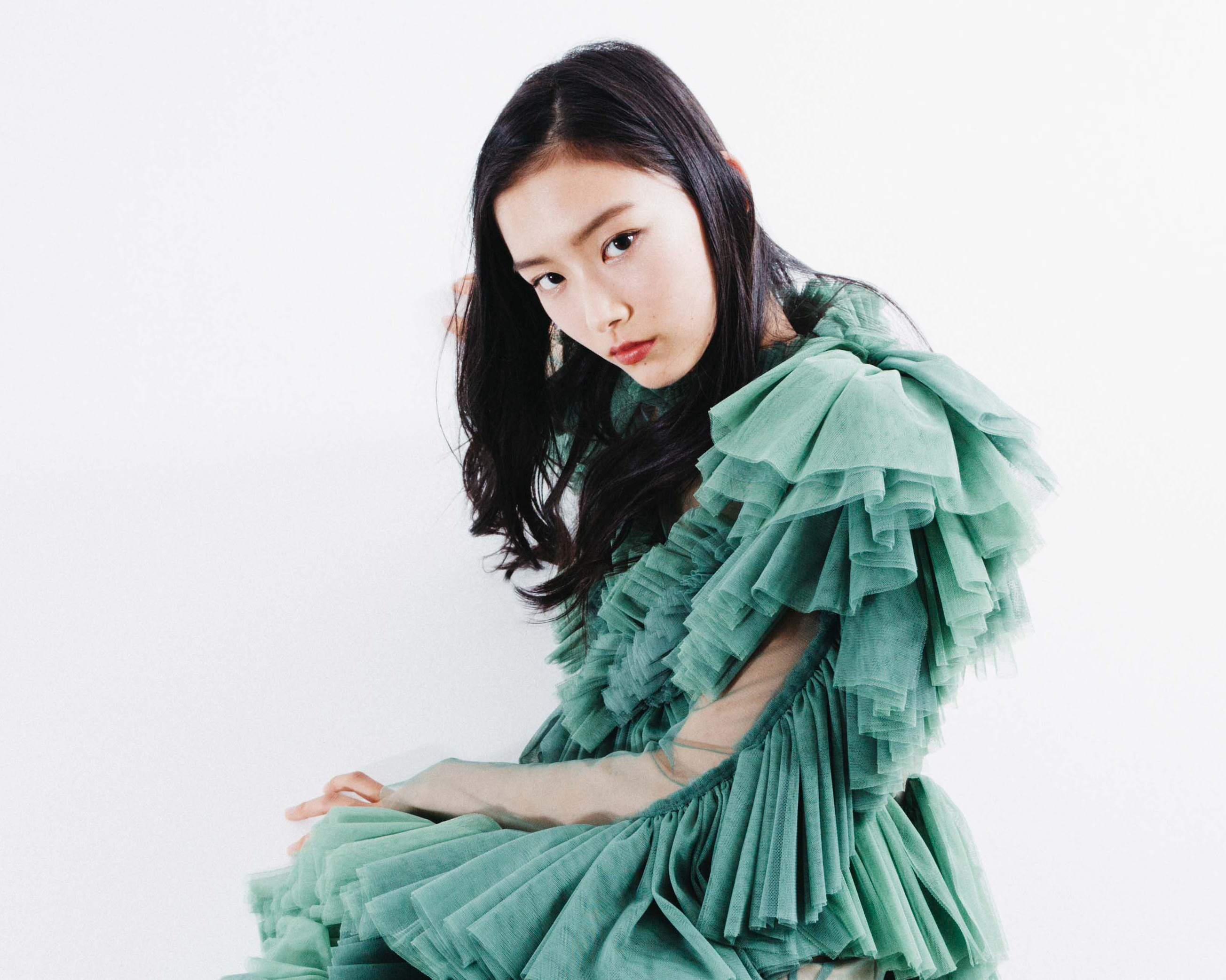 エメラルドの静謐。汐谷友希がまとう、透明感モード