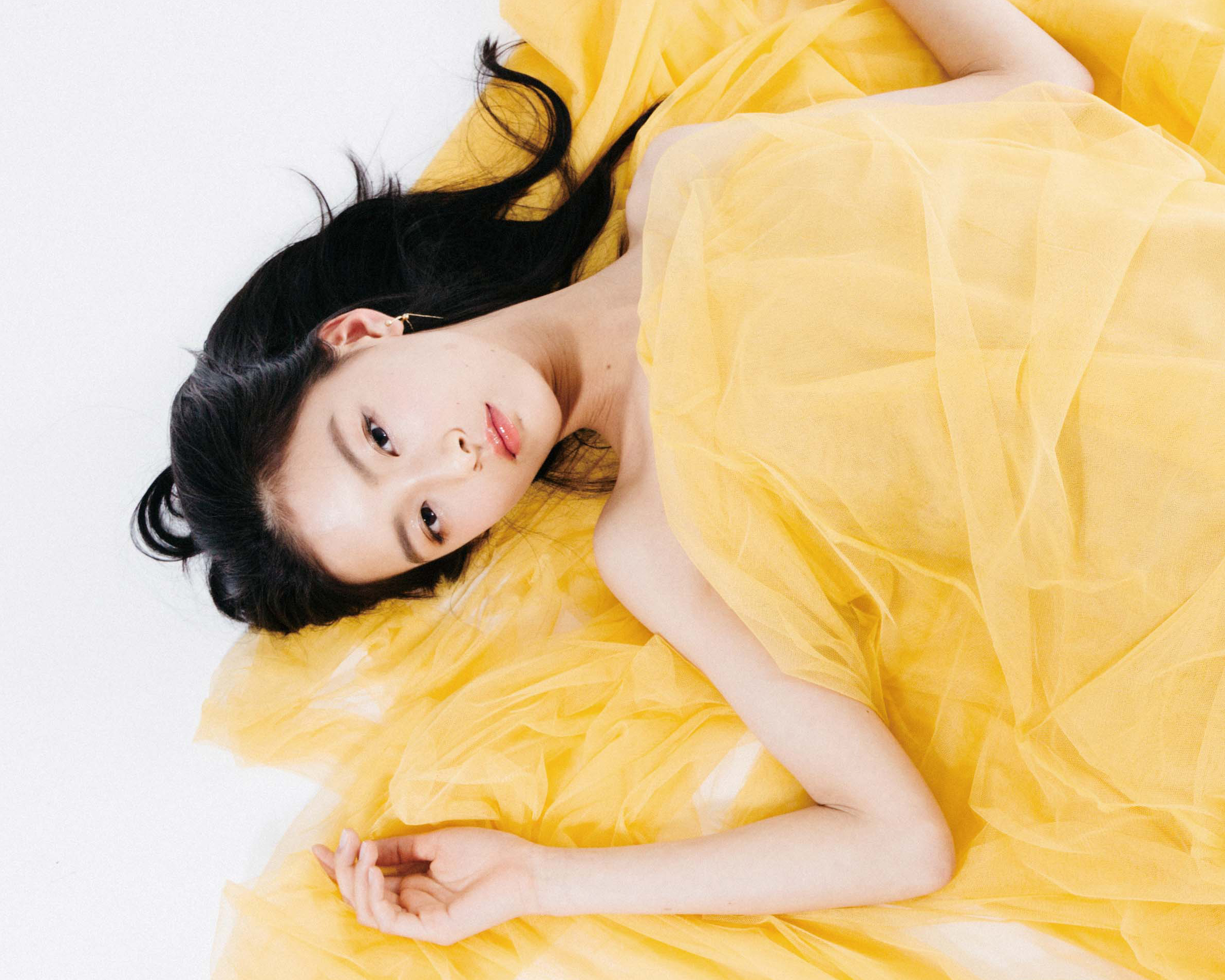 陽だまりの気配。汐谷友希が纏う、やわらかな光のモード