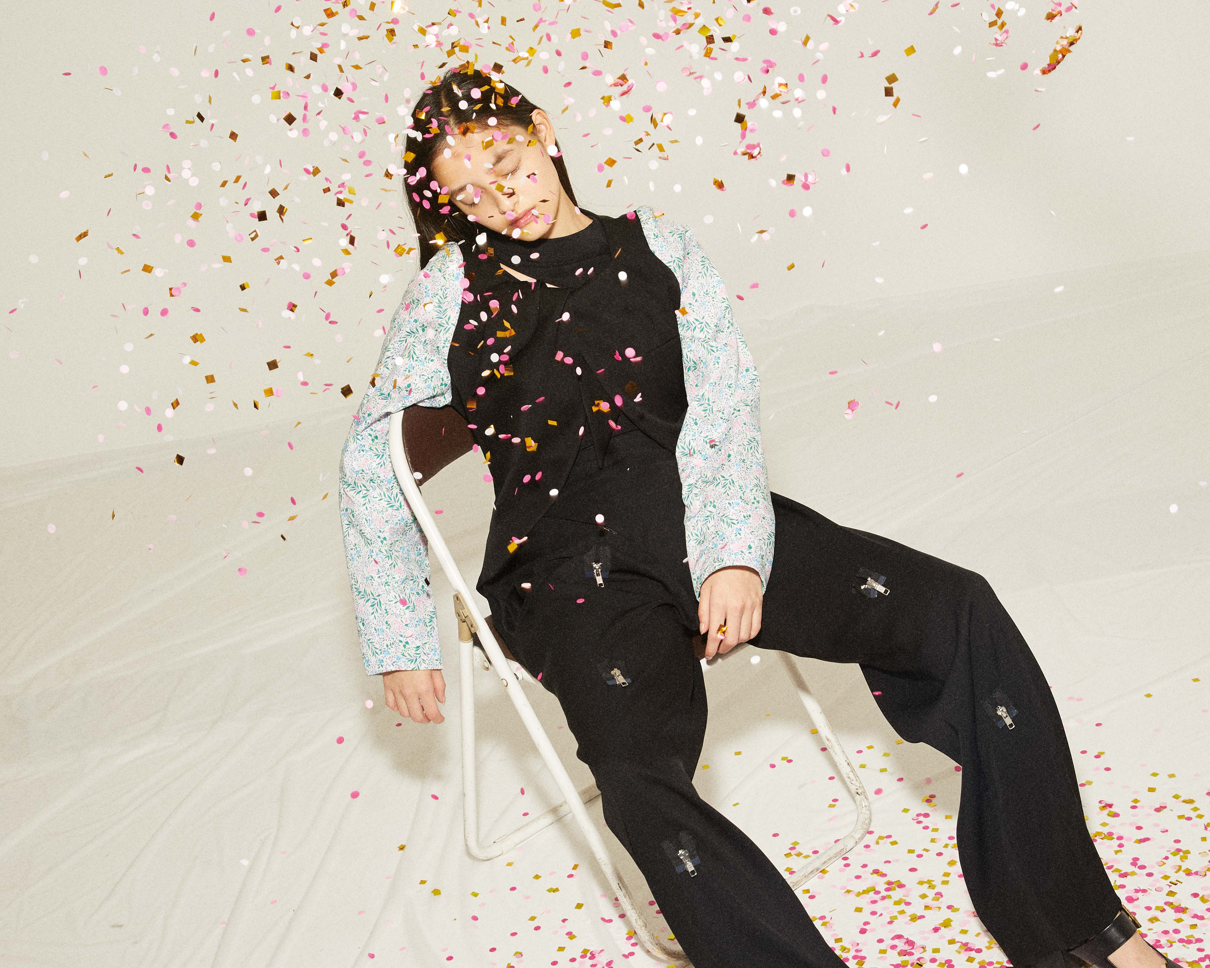 無垢と躍動のコントラスト。大峰ユリホが魅せる、プレイフル・モード