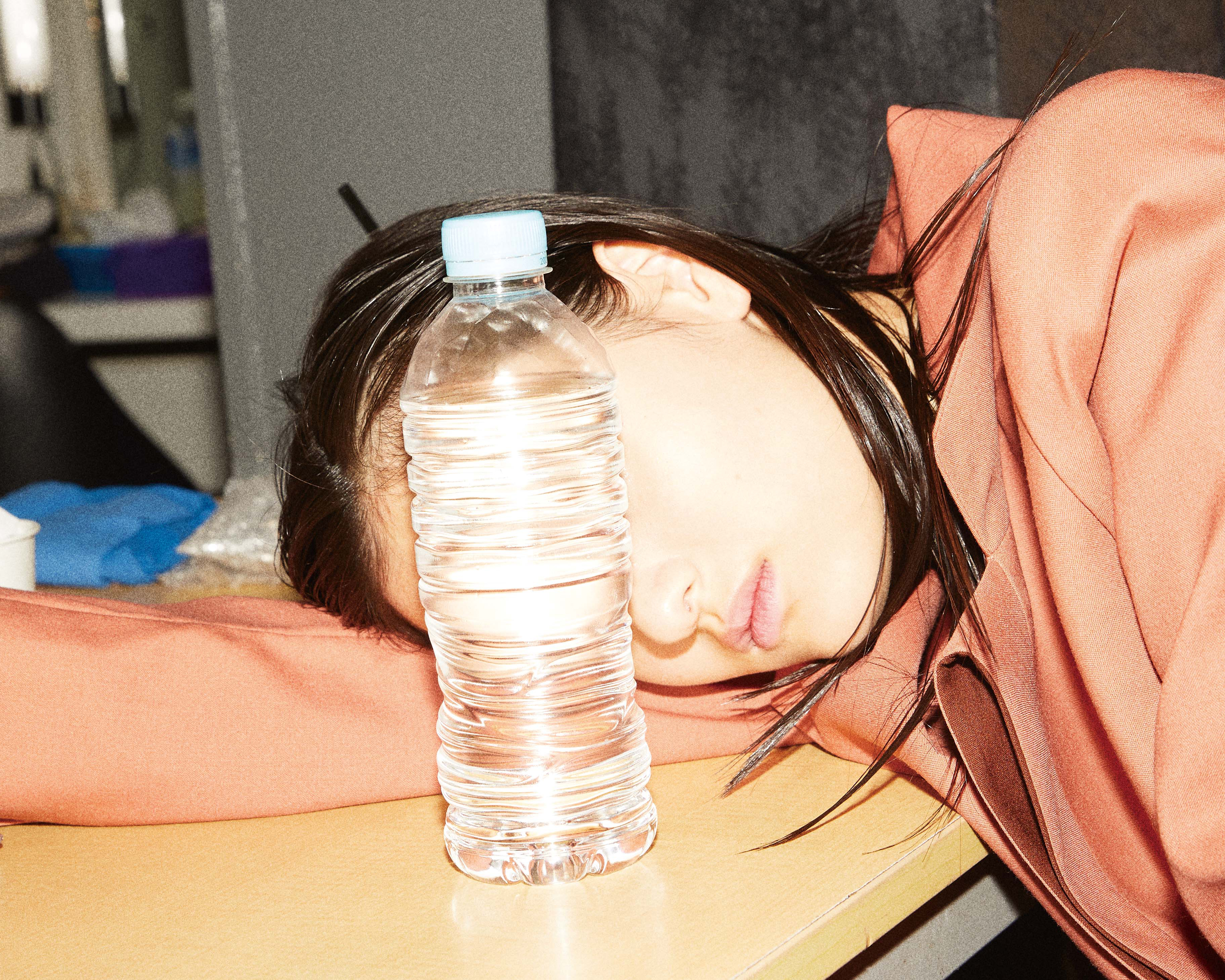 アンニュイに滲むリアリティ。大峰ユリホが体現する、無造作モードの美