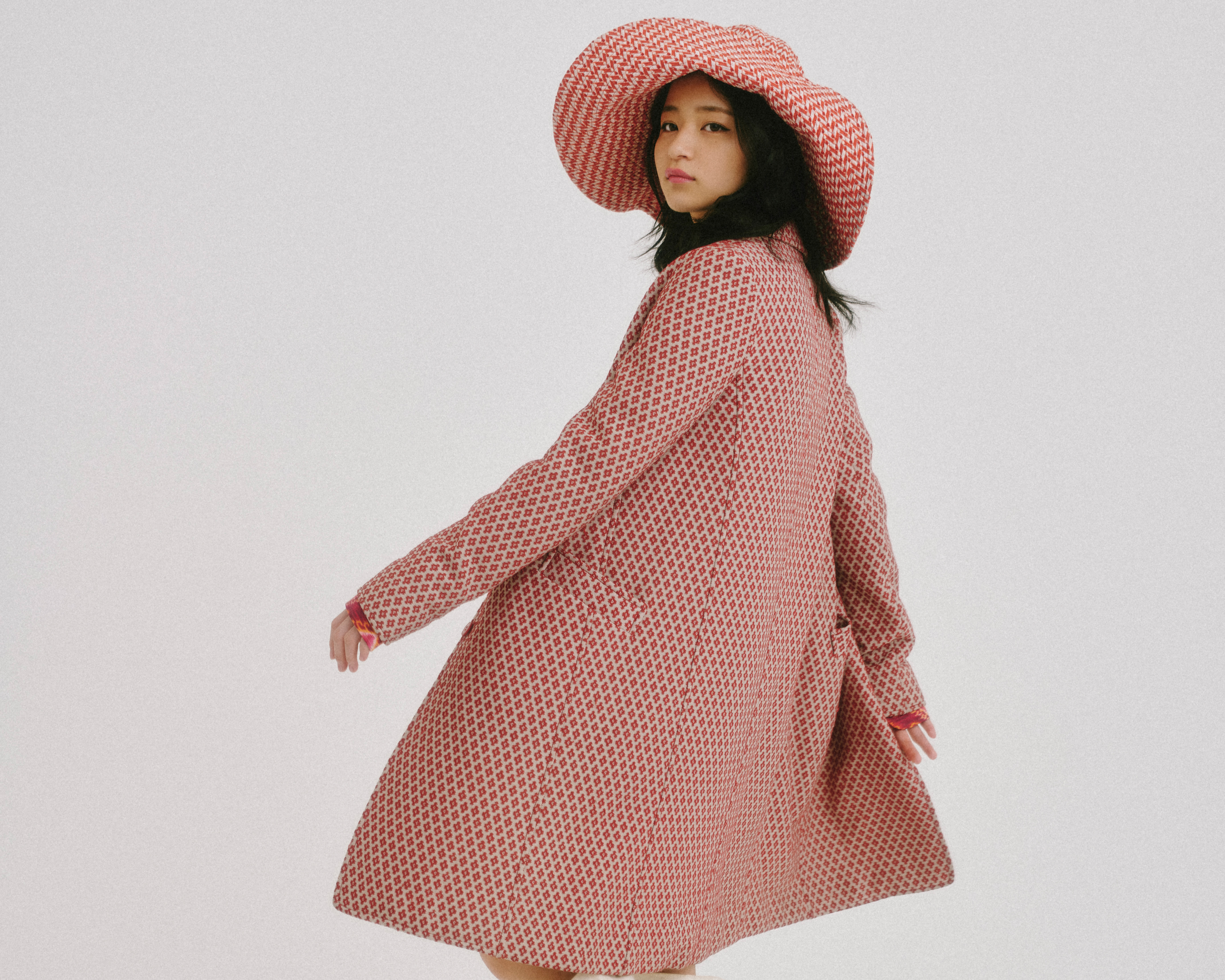 レトロを軽やかに纏う。白石こころが魅せる、プレイフル・モードの現在地