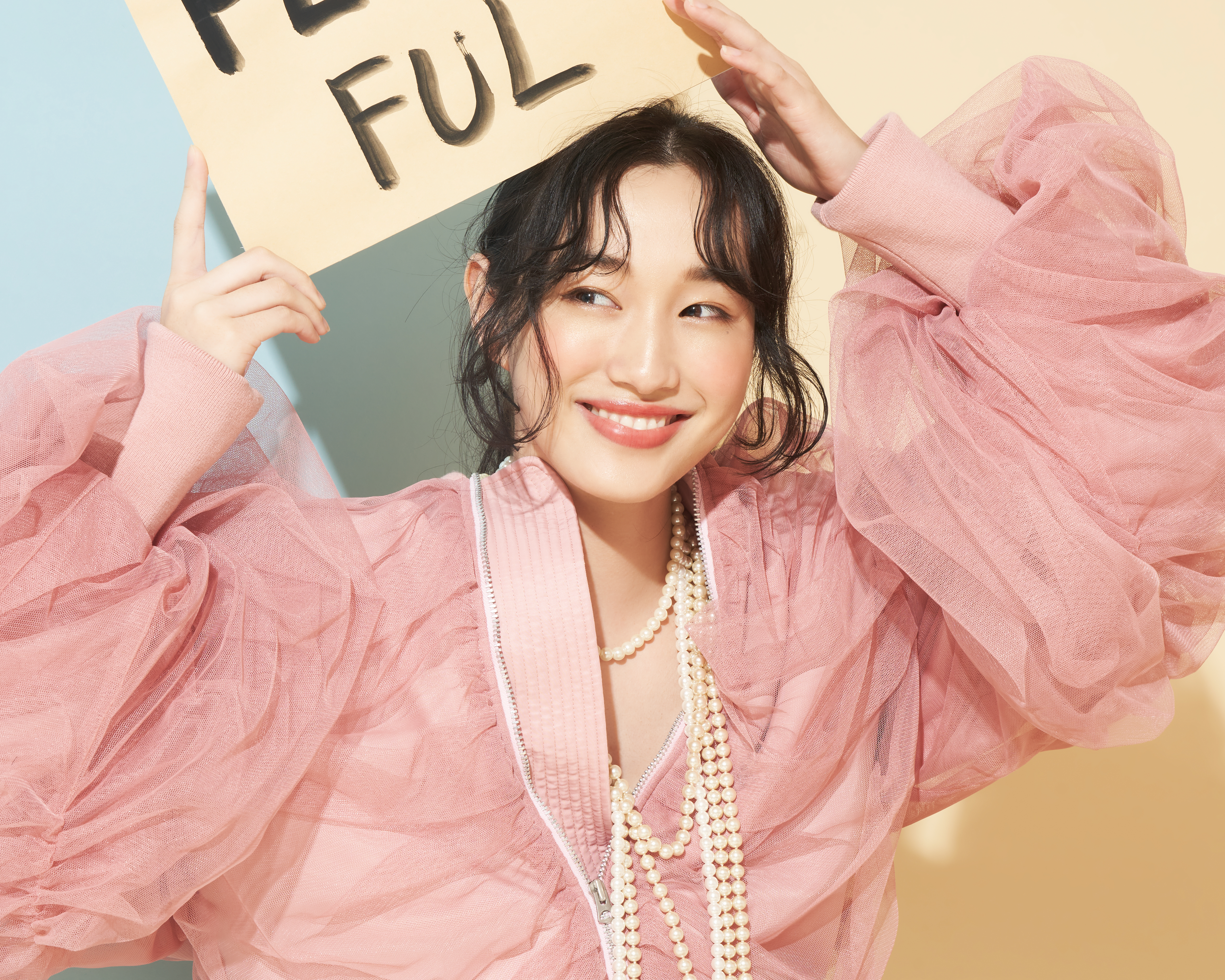 ハッピーを纏う透明感。石田夢実が魅せる“ポジティブ・フェミニン”