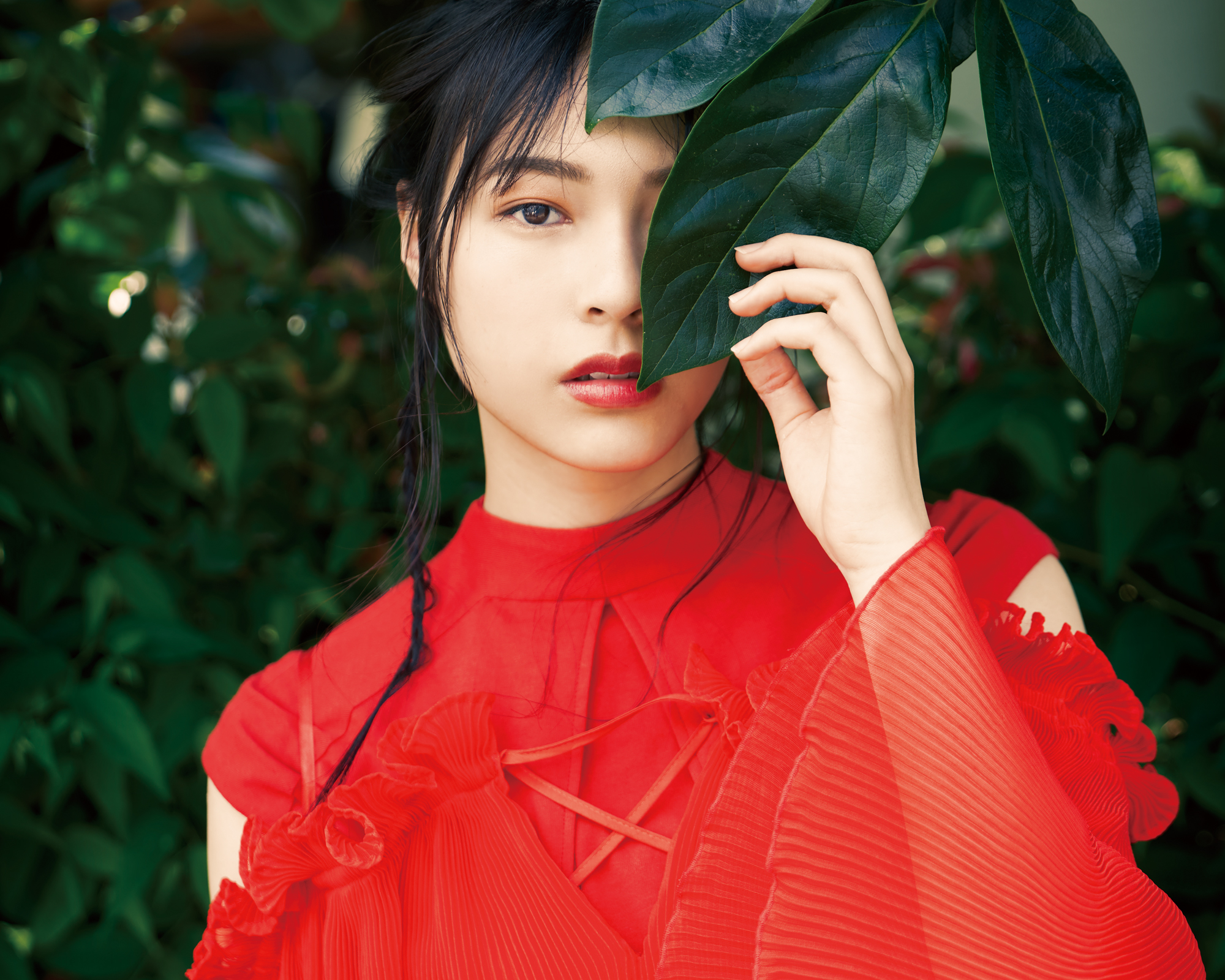 ボタニカル×センシュアル。赤が導く静謐な存在感——中澤実子の新境地