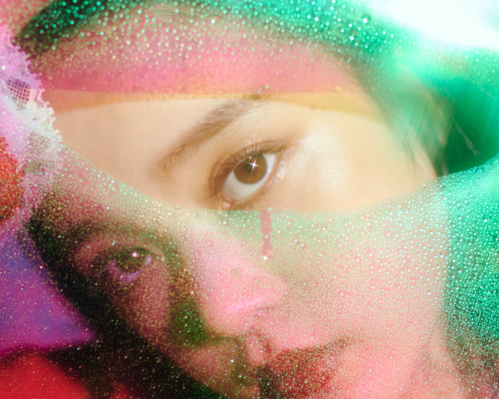 ヴェール越しのリアリティ——高石あかりを包み込む、幻想と素肌のコントラスト